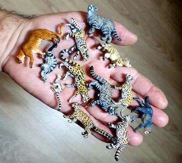 Miniaturas de animales divARTsity sostenidas en una mano